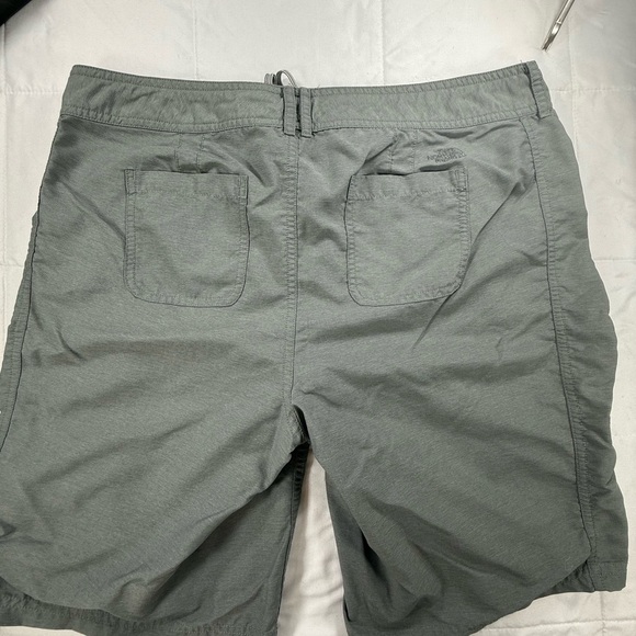 The North Face Woman’s Athletic Green Shorts Size 10 B44. - Picture 2 of 9